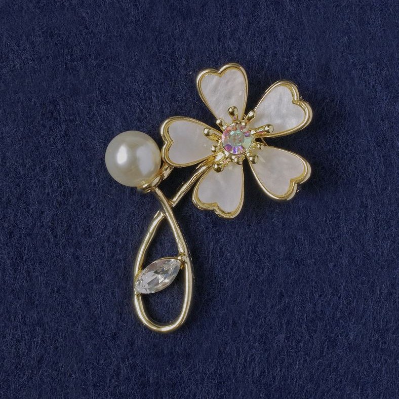 Broșă Floare alb perlat, cristal, mărgea, metal auriu 33x51 mm