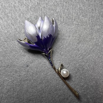 Broșă Floare Magnolia mov liliachiu, email mov, strasuri albastre, mărgea albă, metal auriu 29×65mm