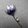 Broșă Floare Magnolia mov liliachiu, email mov, strasuri albastre, mărgea albă, metal auriu 29×65mm