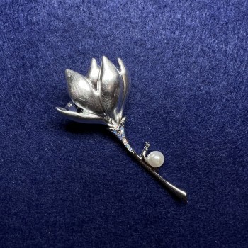 Broșă Floare de magnolie, strasuri argintii, email, mărgea, metal 29x65mm