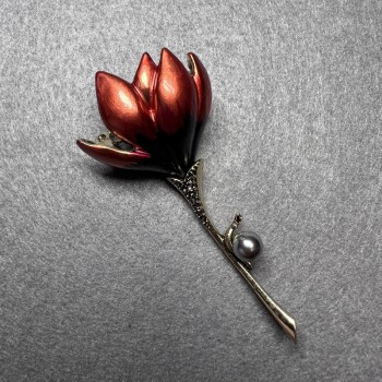 Broșă Floare de magnolie, email roșu, strasuri negre, mărgea gri, metal auriu 29×65 mm