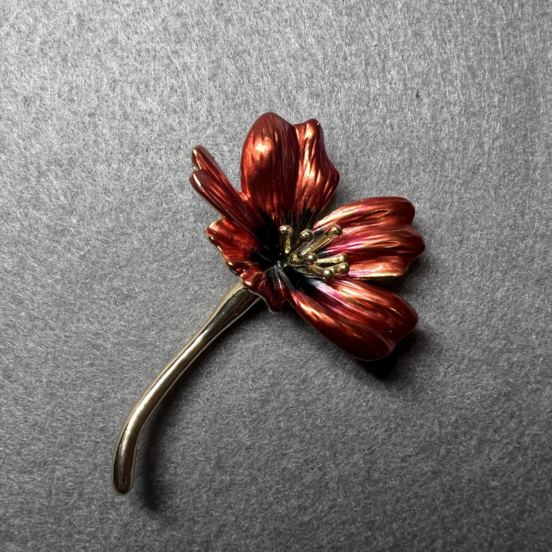 Broșă Floarea cosmosului, email roșu, metal auriu, 34×52 mm