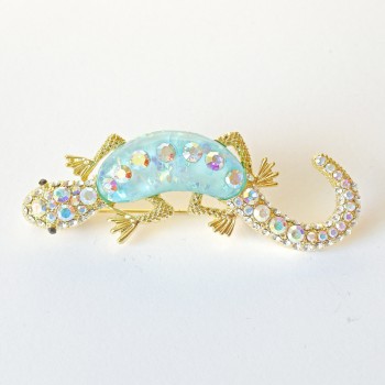 Broșă în formă de șopârlă, efect acvariu albastru, cristale albe și roz, metal auriu 24×71 mm