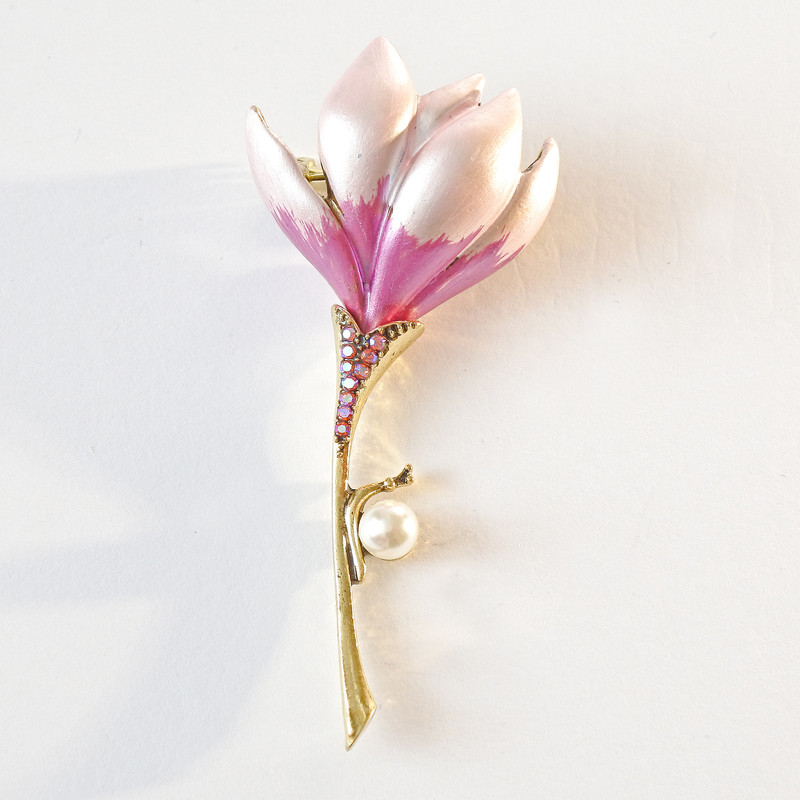 Broșă Floare de magnolie roz și mov, email roz și mov, cristale roz, mărgea albă, metal auriu 29×65 mm