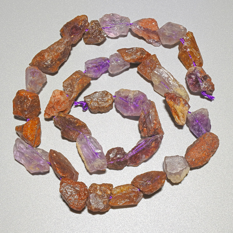 Mărgele din ametist și cuarț roz căpșună, piatră naturală brută, în formă de nugget, diametru 9x13 mm (+/-), lungime 39 cm (+/-) pe șnur
