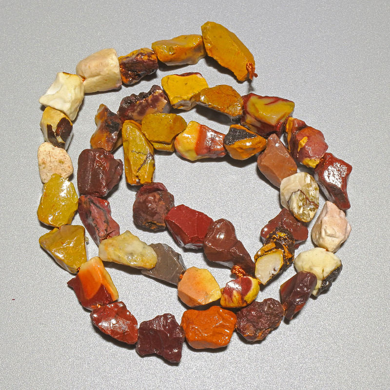 Margele Jasp Mookaite natural, netratat, cu formă brută, diametrul 8–10 mm, lungime 40 cm, pe șnur