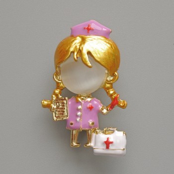 Broșă pandantivă «Asistentă medicală» cu ochi de pisică alb, email mov și alb, metal auriu 23×36 mm