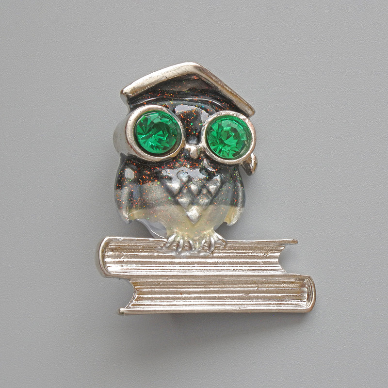 Broșă-pendentă Bufnița, email gri, cristale verzi, metal argintiu 33x37mm