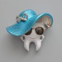 Broşă «Dintele în pălărie» albă, albastră şi neagră email, metal argintiu 33×30 mm