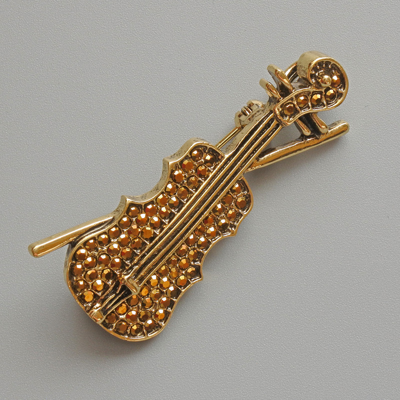 Broșă-pendentă vioară, strasuri aurii, metal auriu, 20×45 mm
