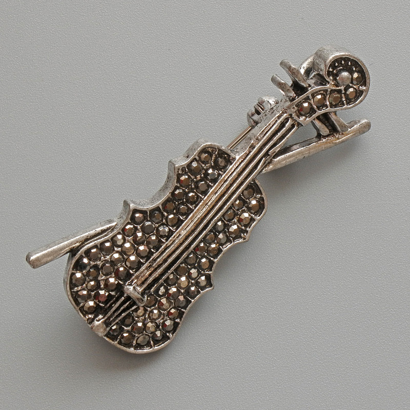 Broșă-pendulă «Vioară», cristale negre, metal argintiu 20×45 mm