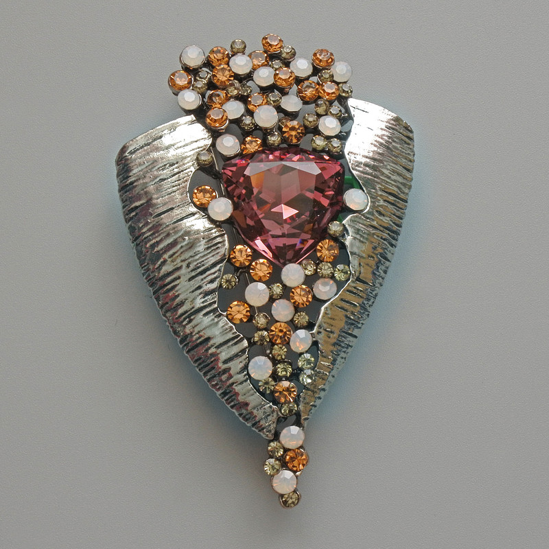 Broșă-pendent Accent cu cristal roz, strasuri negre, albe și galbene, metal argintiu 41×65 mm