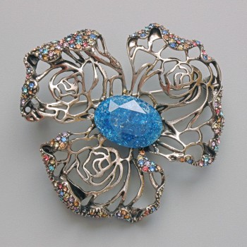 Broșă-pendentă Floare, efect acvamarin albastru, strasuri multicolore, metal auriu 51×51 mm