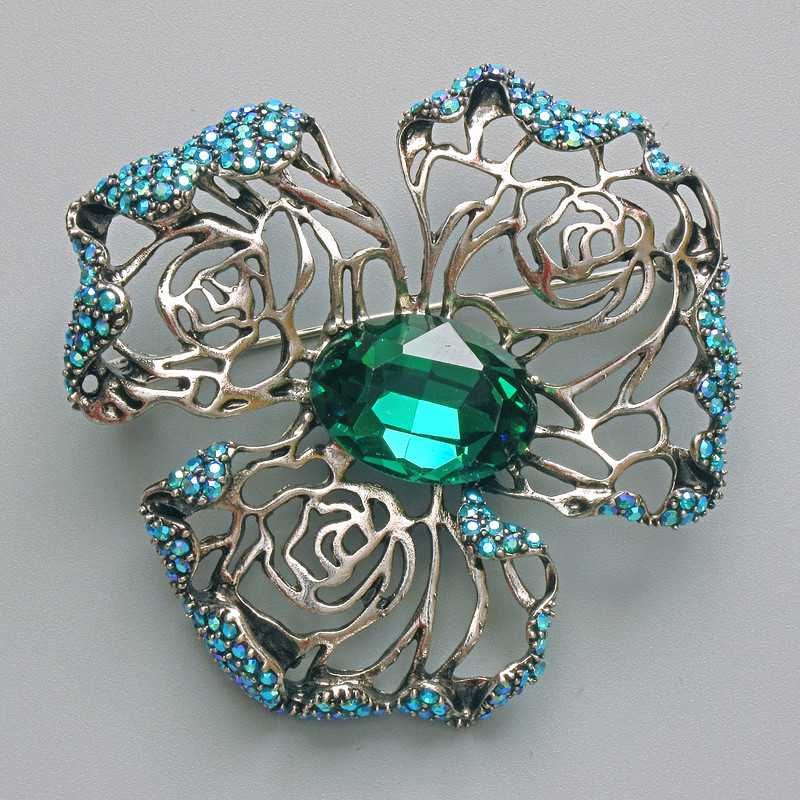 Broșă-pendentă Floare, cristal verde, strasuri albastre, metal argintiu 51×51 mm