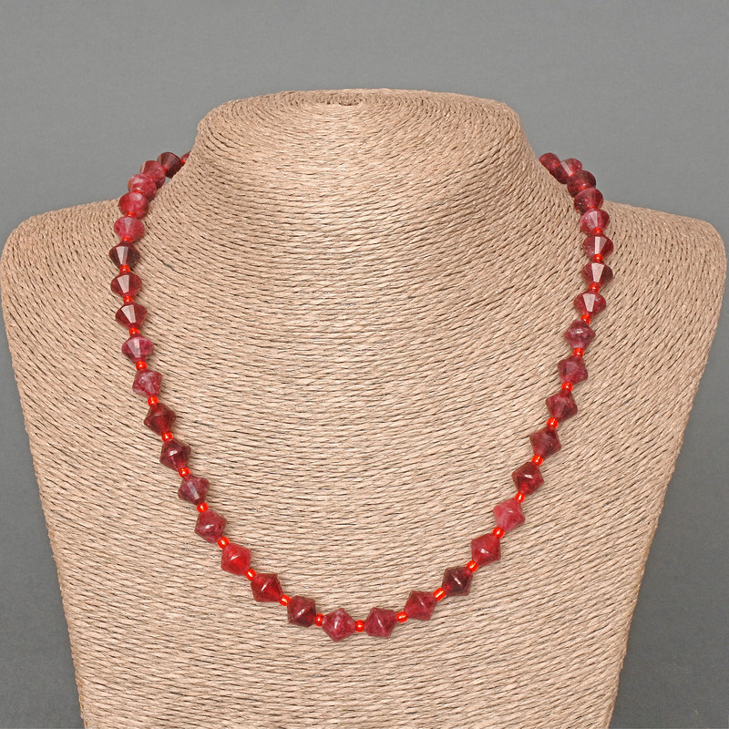 Colier din turmalin rubelit, piatră naturală tăiată în romb, diametrul 8x8 mm, lungime 49 cm, cu mărgele