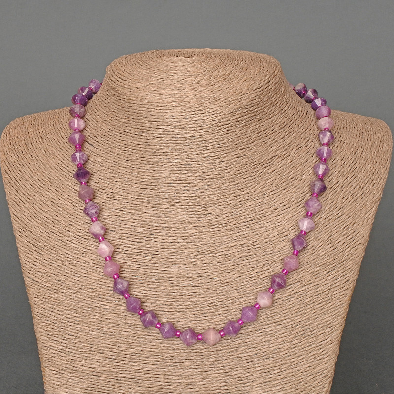 Colier din ametist, piatră naturală tăiată în formă de romb, diametrul 8×8 mm, lungime 49 cm, cu mărgele