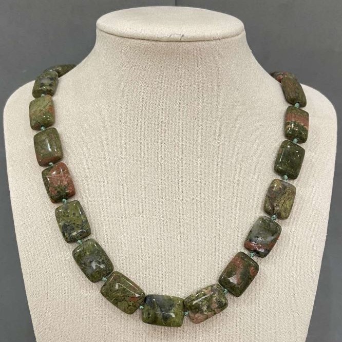 Colier din jasper heliotrop, piatră naturală, formă dreptunghiulară, dimensiuni 13×18 mm, lungime 48 cm
