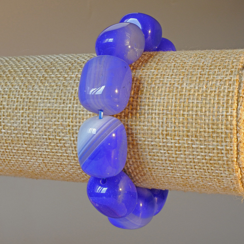 Brățară din agat albastru, piatră naturală, formă prismată, dimensiuni 15x19 mm, lungime 18 cm, pe elastic