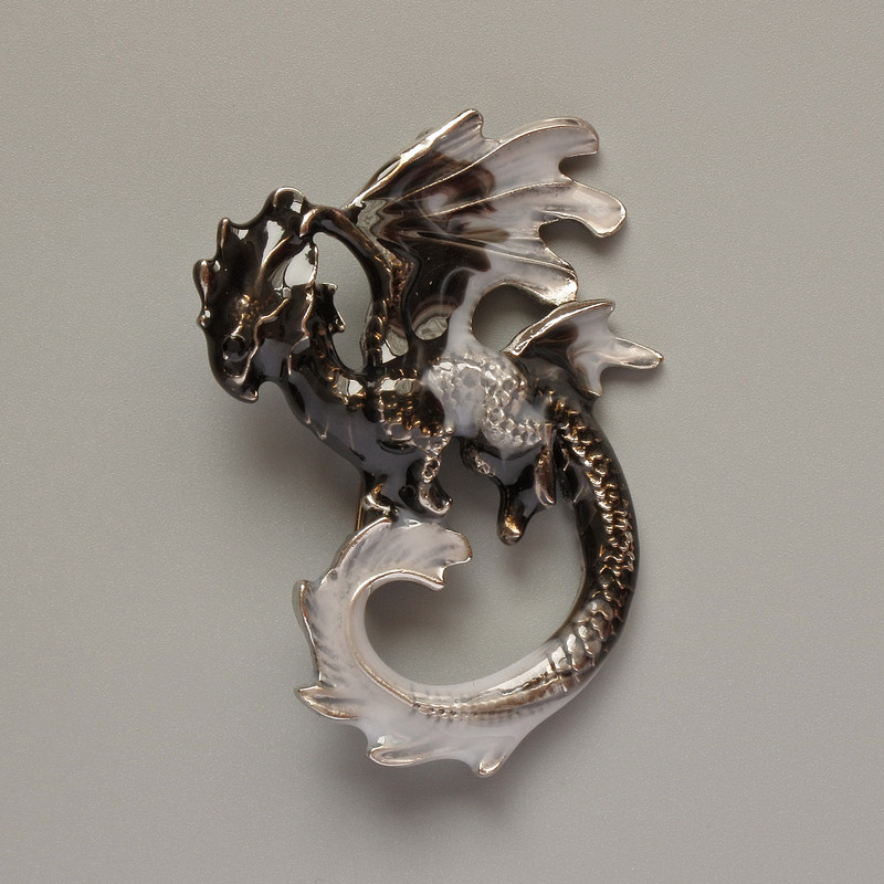 Broșă-pandantiv Dragon, email negru și gri, metal argintiu, 42x58 mm