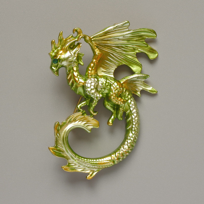 Broșă-pendulă Dragon, email verde salată mat, metal auriu, 42×58 mm
