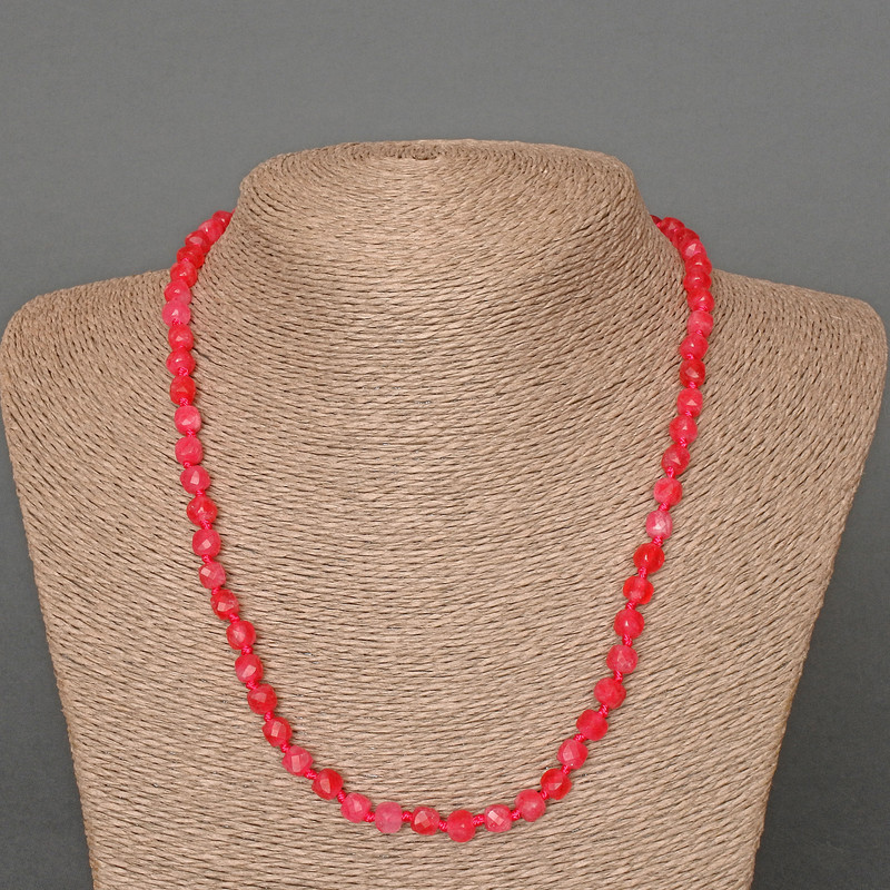 Colier din turmalin zmeuriu, piatră naturală, cu cuburi tăiate, diametru aproximativ 5 mm, lungime 49 cm