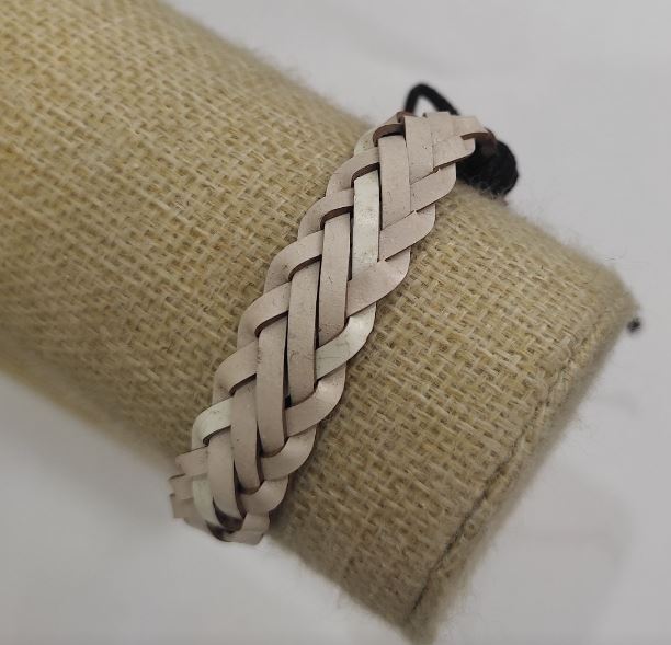 Brățară în reducere, lungime 18-25 cm, grosime 13 mm, piele ecologică, culoare albă, cu șnur reglabil