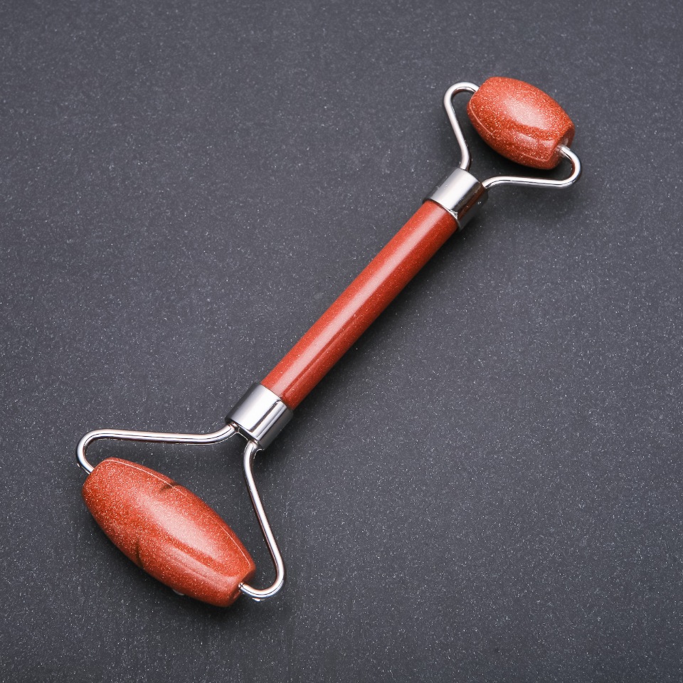 Masajer din piatră de aventurin – nisip auriu, cu două fețe, lungime 14,5 cm, mâner metalic argintiu