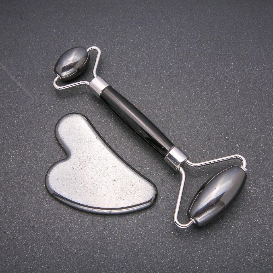 Set de masaje cu hematit, piatră naturală – rolă de masaj (lungime aproximativ 14 cm) + Gua Sha (5×8 cm +/-), metal argintiu