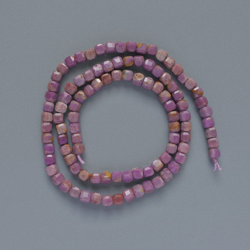 Mărgele din fosfosiderit natural, cuburi facetate, diametrul de 4 mm ±, lungimea 39 cm ± pe șnur