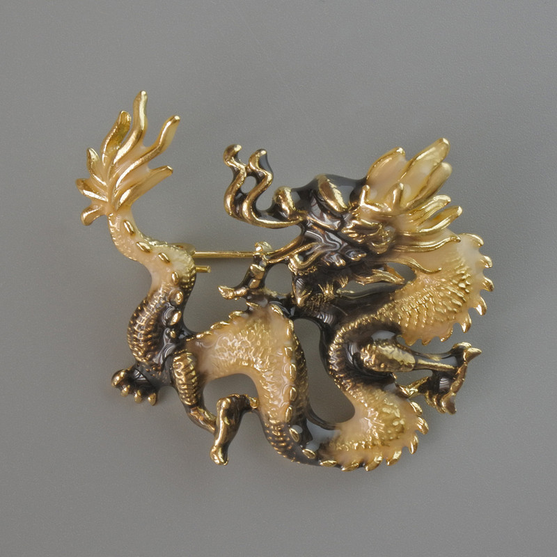 Broșă‑pandant Dragon, email negru și bej, metal auriu 44×37 mm