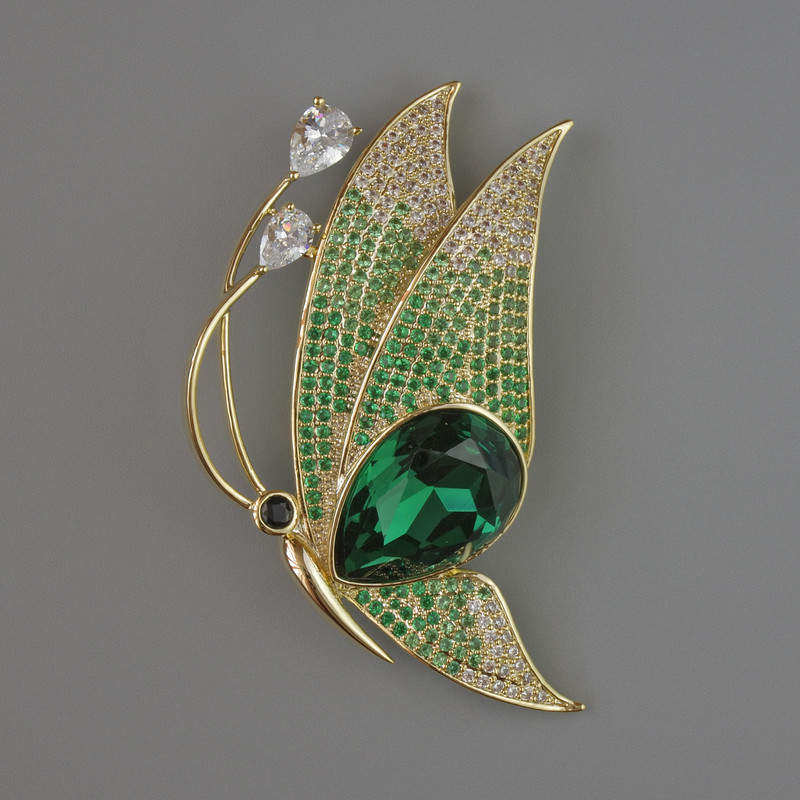 Broșă fluture verde, cristale verzi și strasuri 56×30 mm, metal auriu