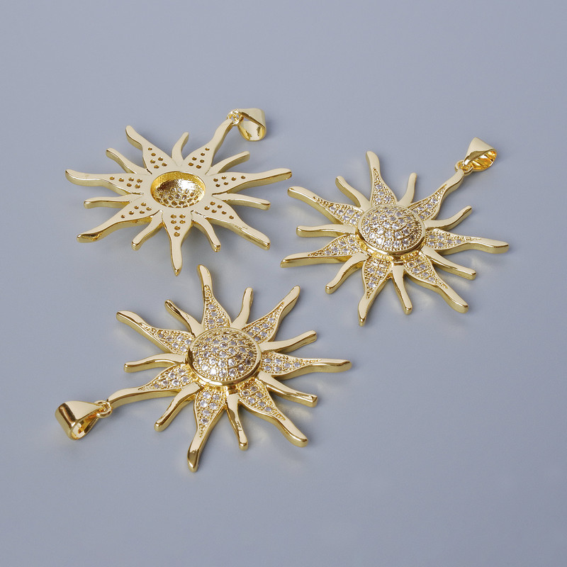 Pandantivul «Soarele» auriu cu cristale albe