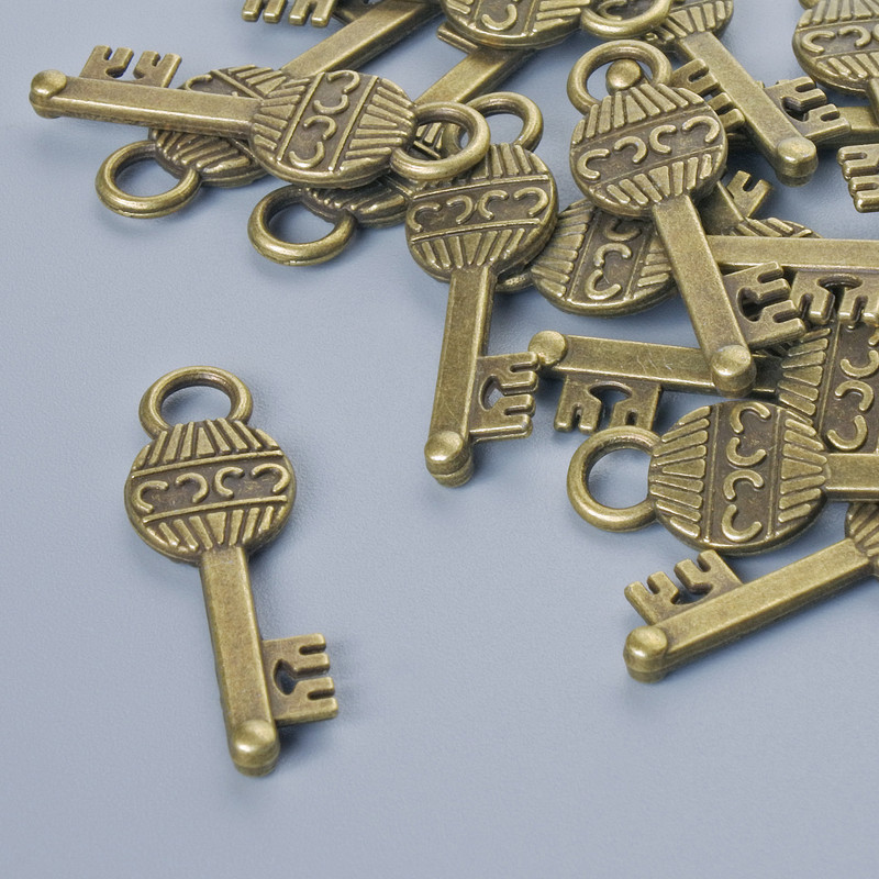 Furnitură pandantiv „Cheie”, diametrul 26×8 mm, diametrul găurii 3,5 mm, ambalaj 16 bucăți ±, culoare bronz metalic
