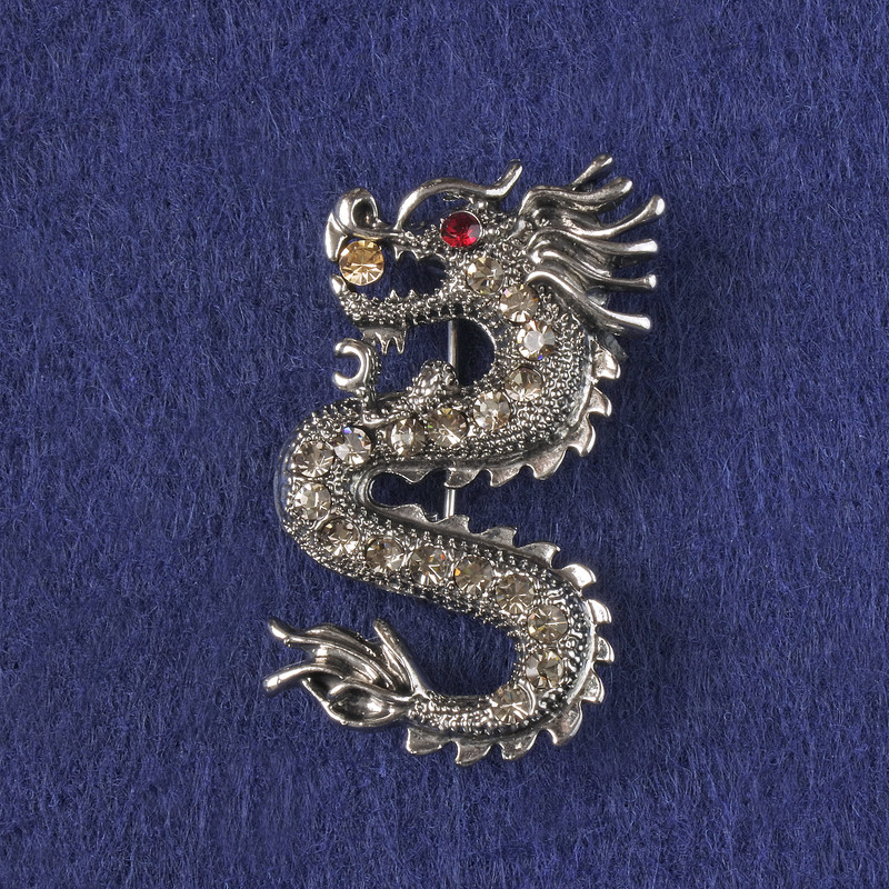 Broșă-pandantiv «Dragon» cu cristale albe, metal argintiu 40x23 mm +