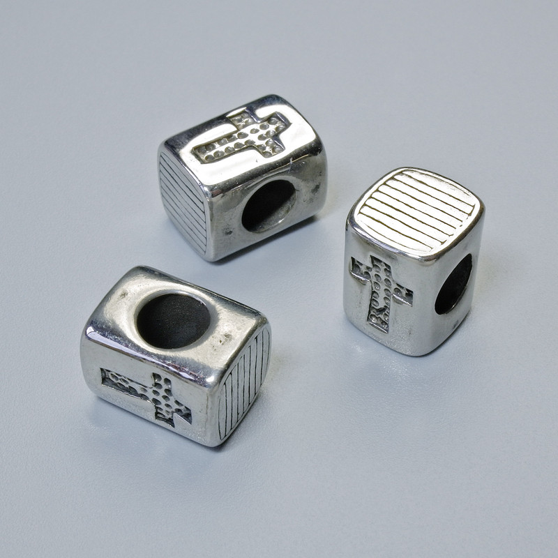 Furnitură – mărgea-inserație «Cruce», dimensiuni 11×8,5 mm, gaură de 4,8 mm, culoare argintie a metalului, 1 bucată