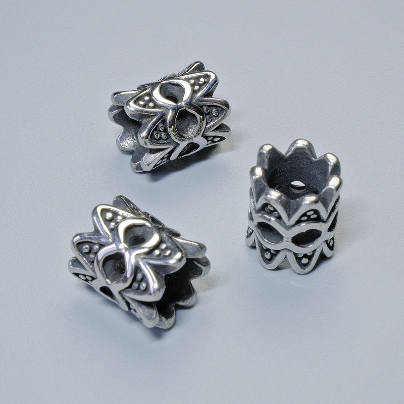 Mărgea-inserație, dimensiune 10x9 mm, gaură de 5 mm, culoare argintie a metalului, 1 buc.