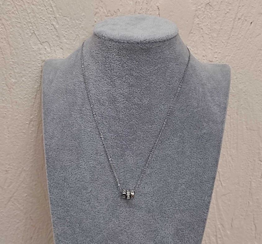 Pandantiv cu trei inele, diametrul de 7 mm, lungime 41–45 cm, grosimea 1,35 mm, metal argintiu