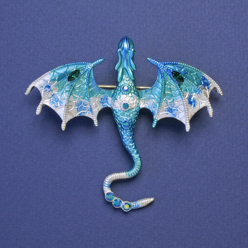 Broșă-pendant Dragon, email albastru-argintiu, cristale albastre, culoare metal auriu, 63×72 mm +