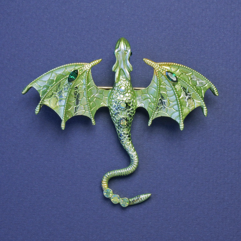 Broșă-pandantiv Dragon, email verde salată, cristale verzi, culoare aurie a metalului, 63x72 mm +