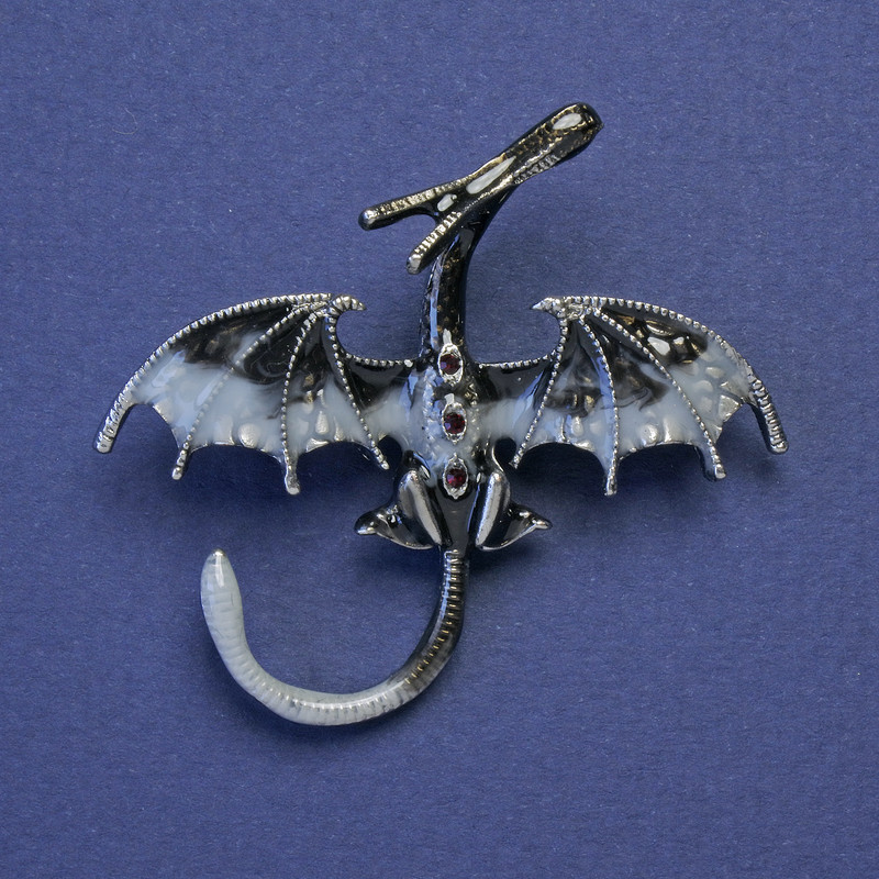 Broșă-pandantiv Dragon, email gri-alb, strasuri roșii, culoare argintie, 48×45 mm