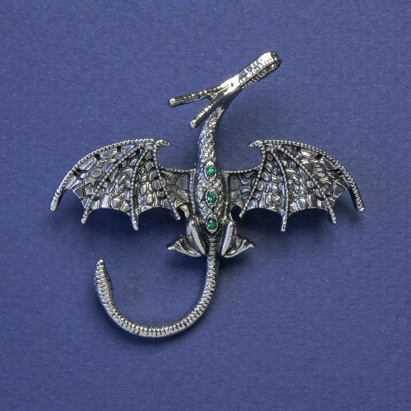 Broșă-pandantiv Dragon, pietre verzi, culoare argintiu metalului, 48×45 mm+