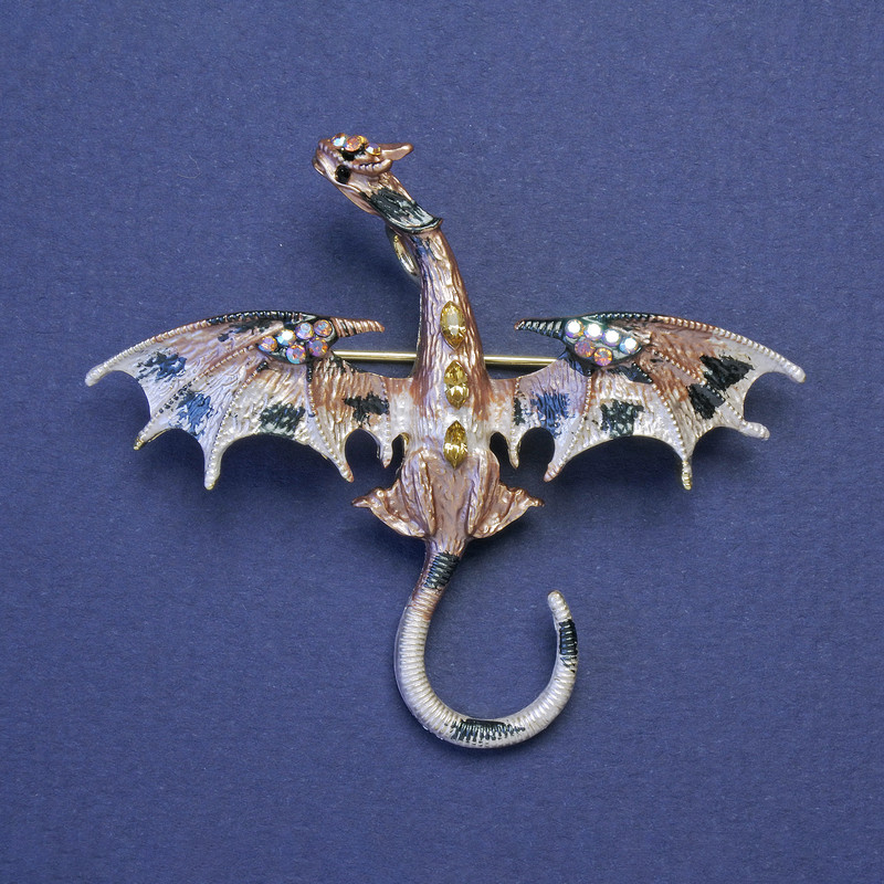 Broșă-pandantiv Dragon, email bej-alb, cu strasuri galbene, culoare metal auriu, 50×57 mm