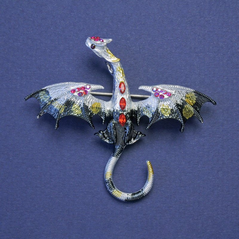Broșă-pendul Dragon, email negru și gri, cu cristale roșii, culoare argintie a metalului, 50×57 mm +