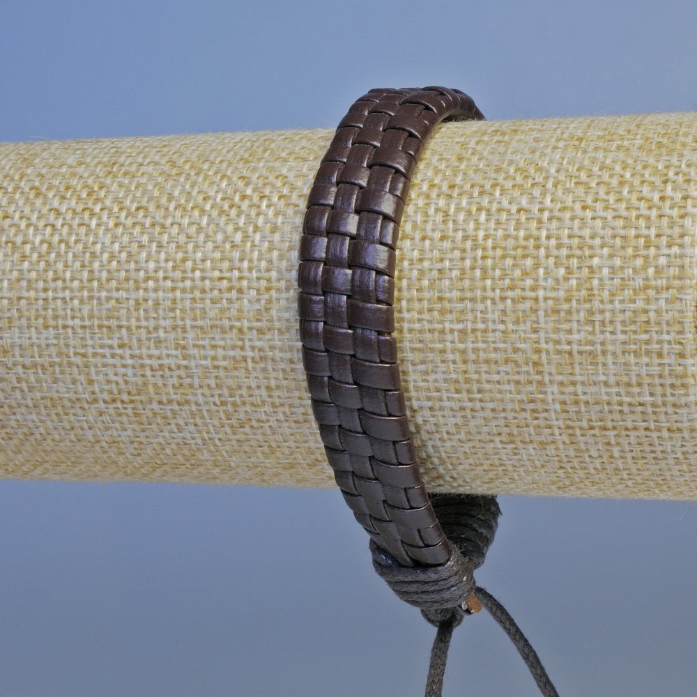 Brățară pentru bărbați din piele ecologică maro, cu reglaj prin șnur, circumferința 18–24 cm