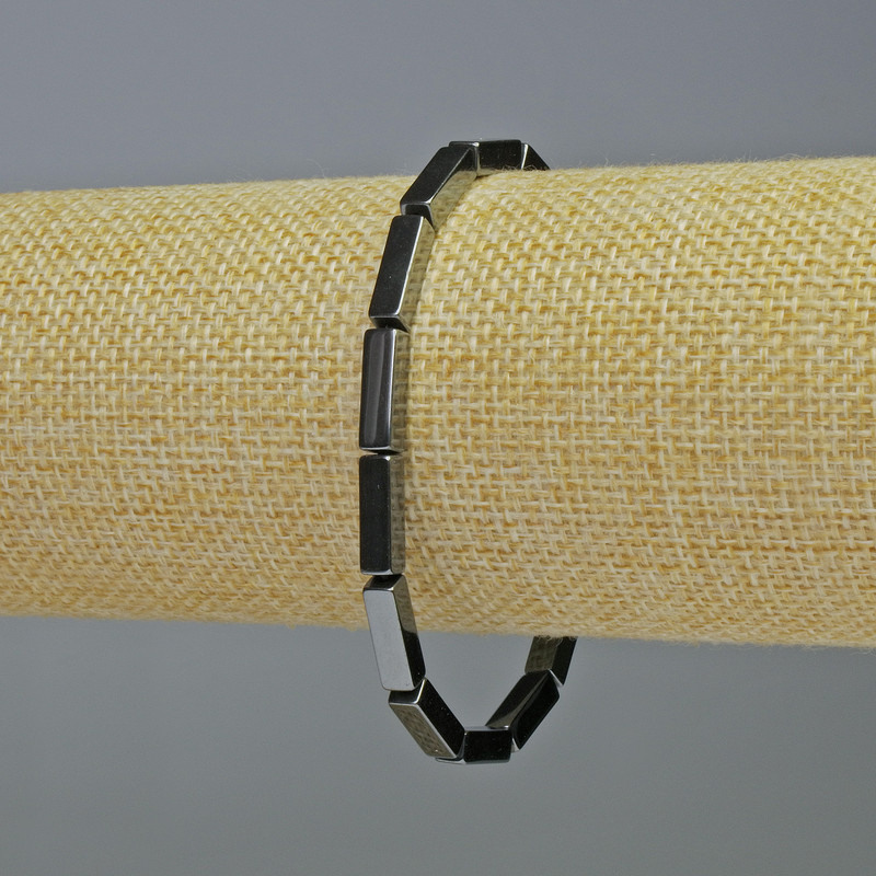 Brățară din hematit, formă dreptunghiulară, culoare neagră, dimensiuni aproximative 12×5×4 mm, lungime 18 cm, elastică
