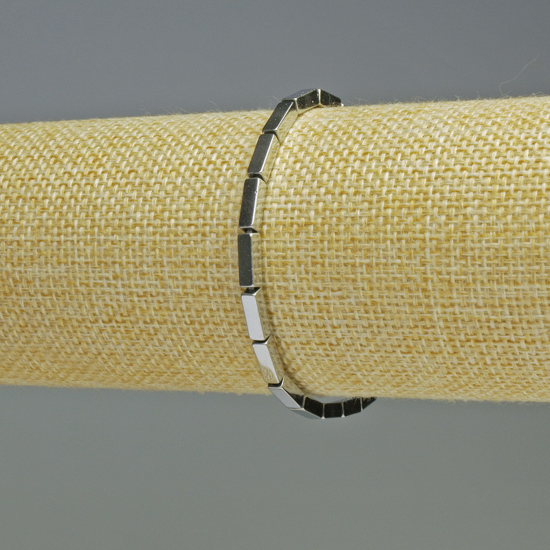 Brățară din hematit, formă dreptunghiulară, culoare argintie, dimensiuni 9x3 mm, lungime 18 cm, cu elastic