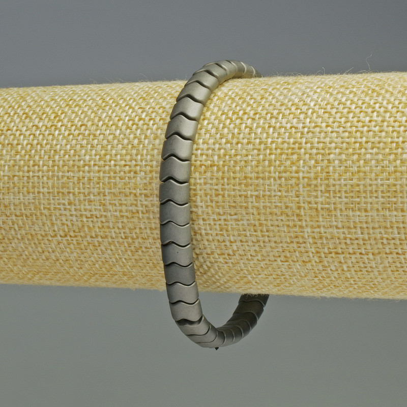 Brățară din hematit în formă de șarpe, zigzag cu val, culoare gri mat, diametrul 7×5×5 mm, lungime 18 cm, elastică
