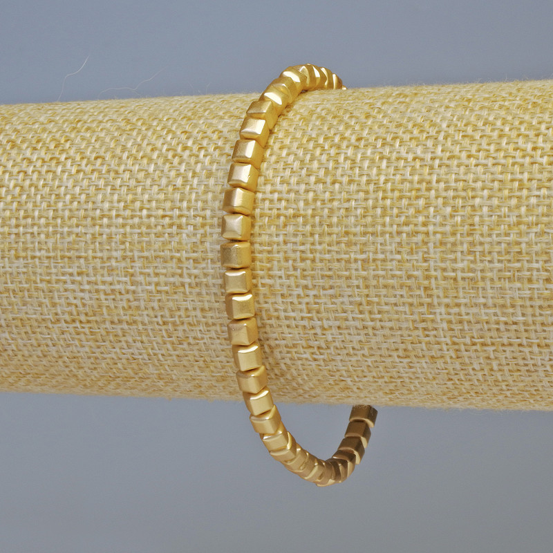 Brățară din hematit, cuburi, culoare aur mat, diametru 4×4 mm, lungime 18 cm, pe elastic