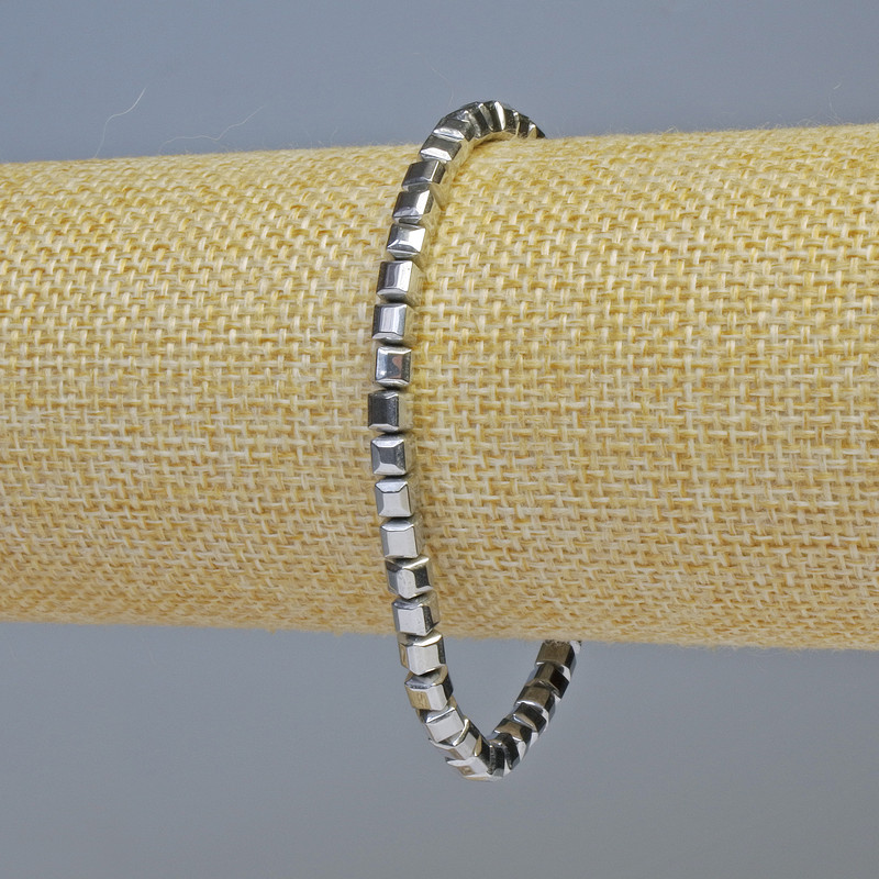 Brățară din hematit cu cuburi rotunjite, culoare argintie, diametrul 4x4 mm, lungime 18 cm, extensibil