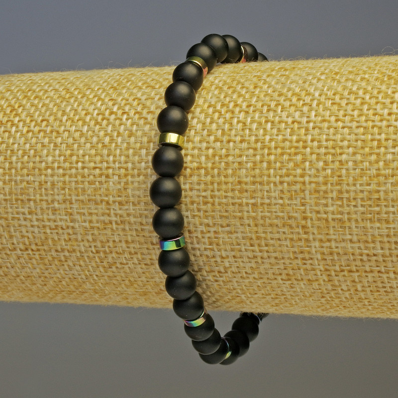 Brățară din șungit cu bile netede, diametru 6 mm ±; hematit curcubeu în formă de disc, diametru 5x2 mm ±; lungime 18 cm, elastică